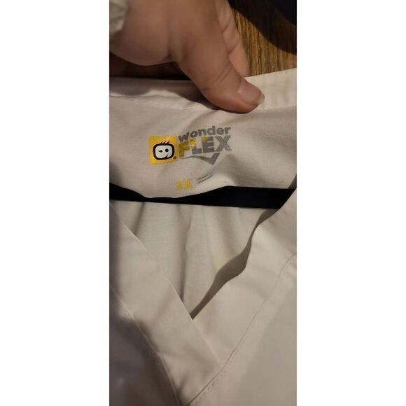 Wonder Flex white scrub top - Picture 3 of 6